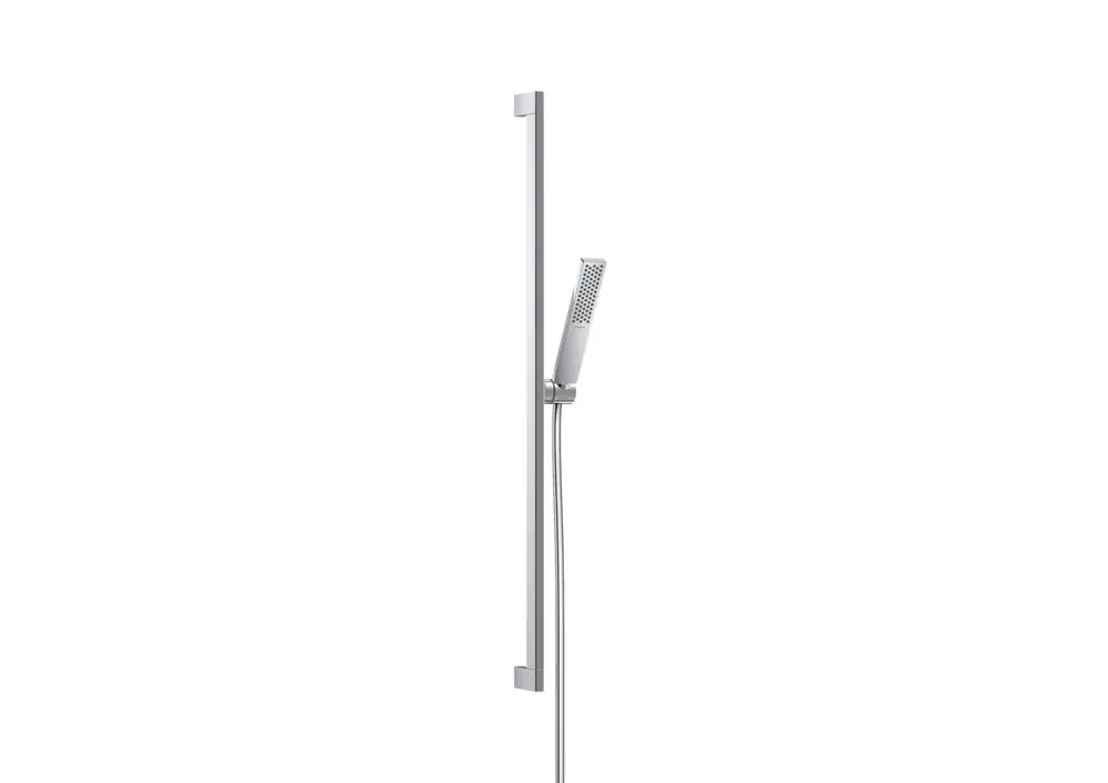 Brauseset von Hansgrohe mit vertikaler Brausestange. Die Handbrause ist mit einem flexiblen Schlauch verbunden und hat ein modernes Design in Chromfinish.